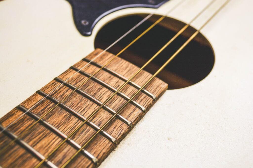 アコギのコーティング弦と普通の弦は普段使いでどっちが便利か比較する | 弾き語りすとLABO