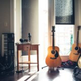 アコースティックギターと部屋