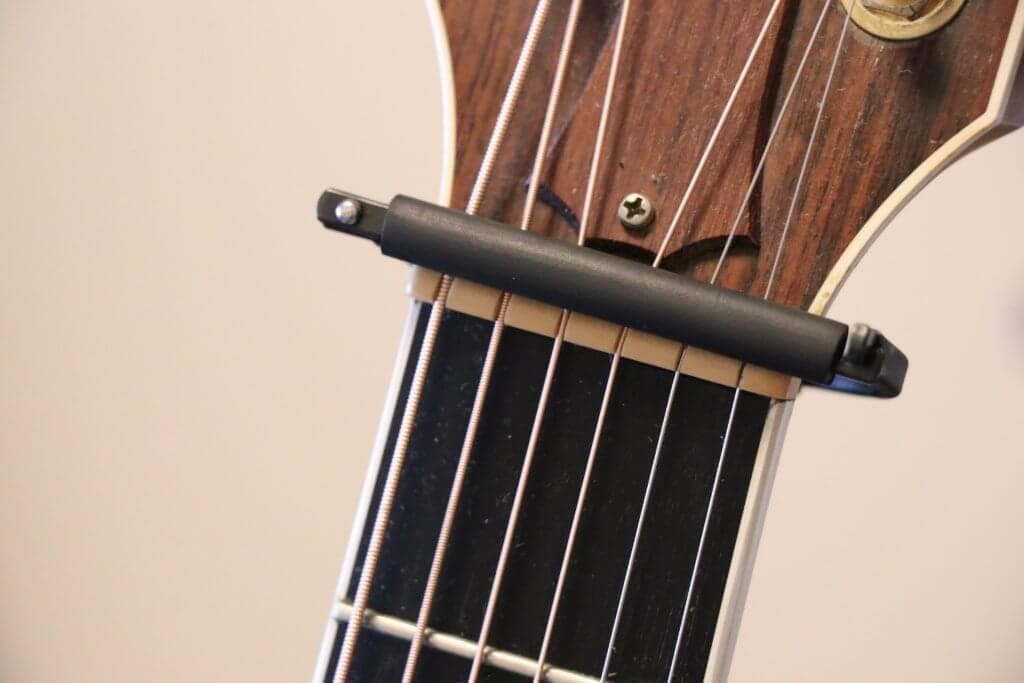 ギターのカポタストでキー変更するための上げ方、下げ方を役立つ早見表と合わせて解説 | 弾き語りすとLABO