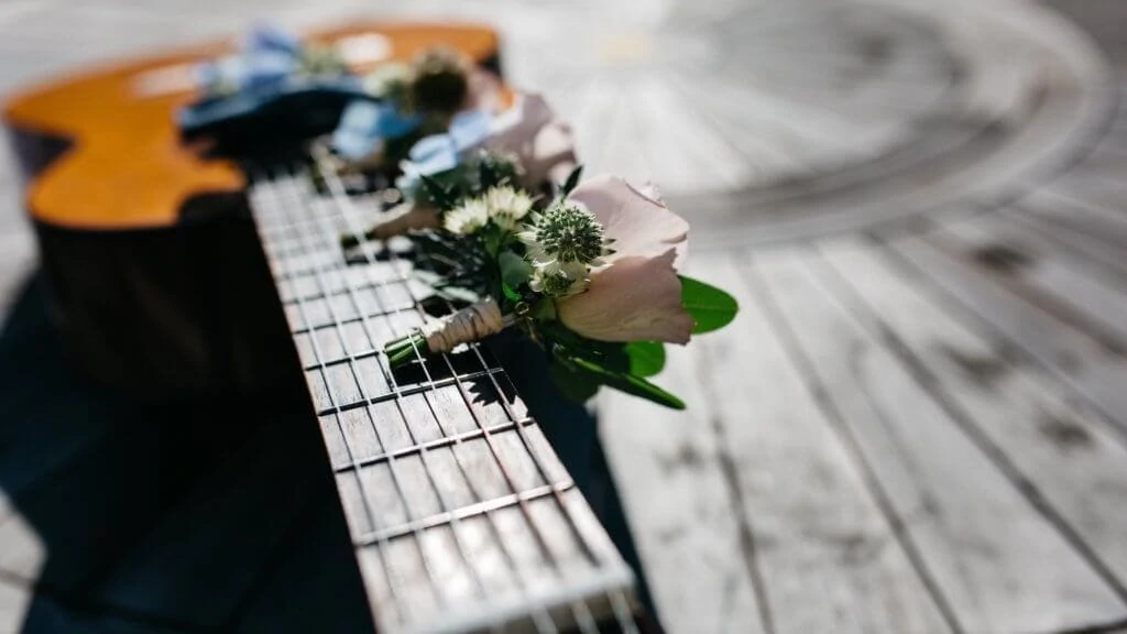 ギターと花