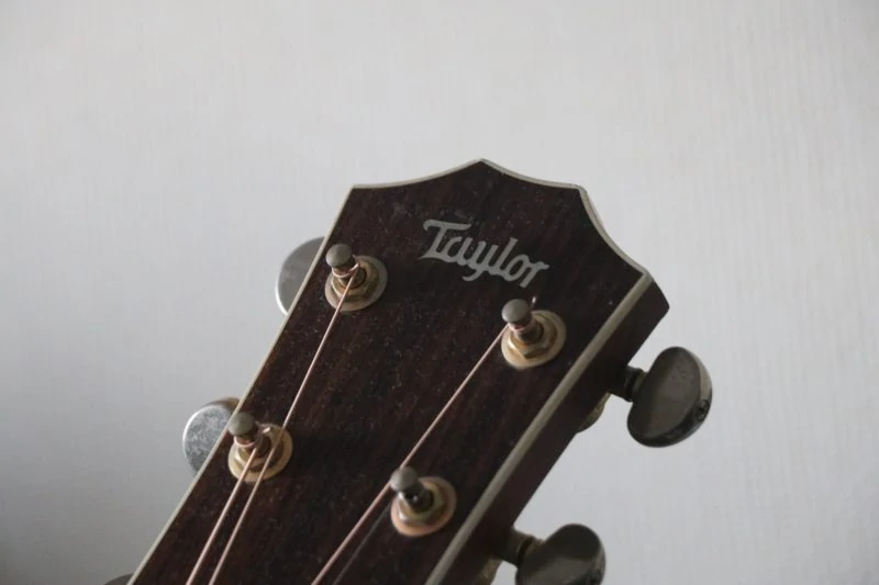 テイラーのギターヘッド