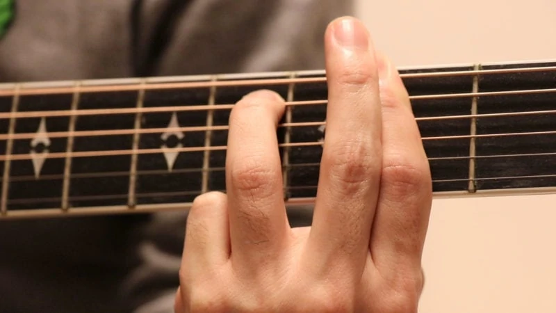 F#m7 人差し指の上に中指を添えて押弦を強めている