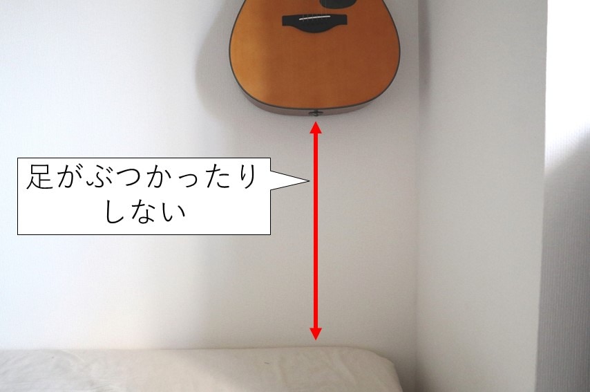 壁美人ギターヒーローをベッドの上に設置