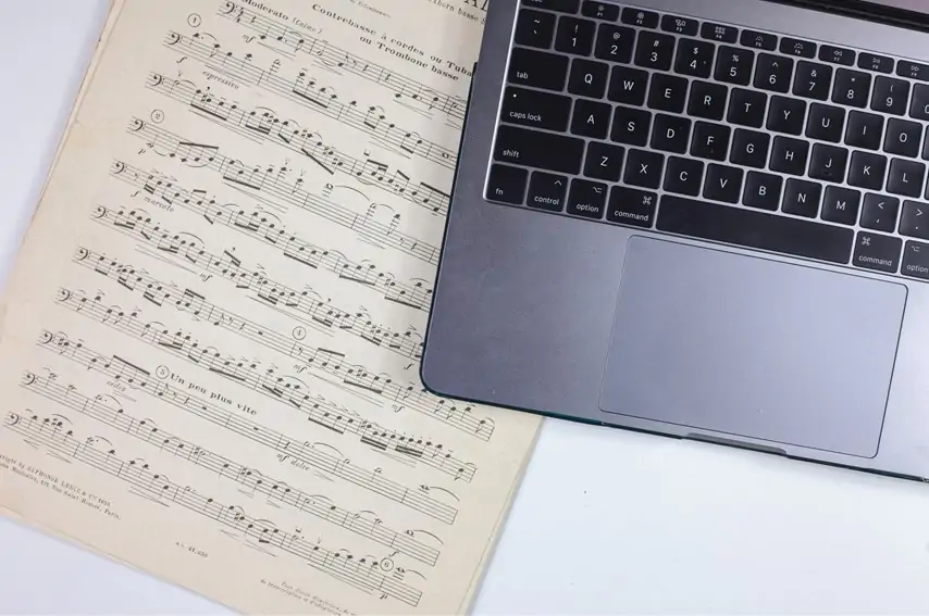 楽譜とノートパソコン