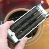 natu-reverbのスプリングをギターの内部に入れる