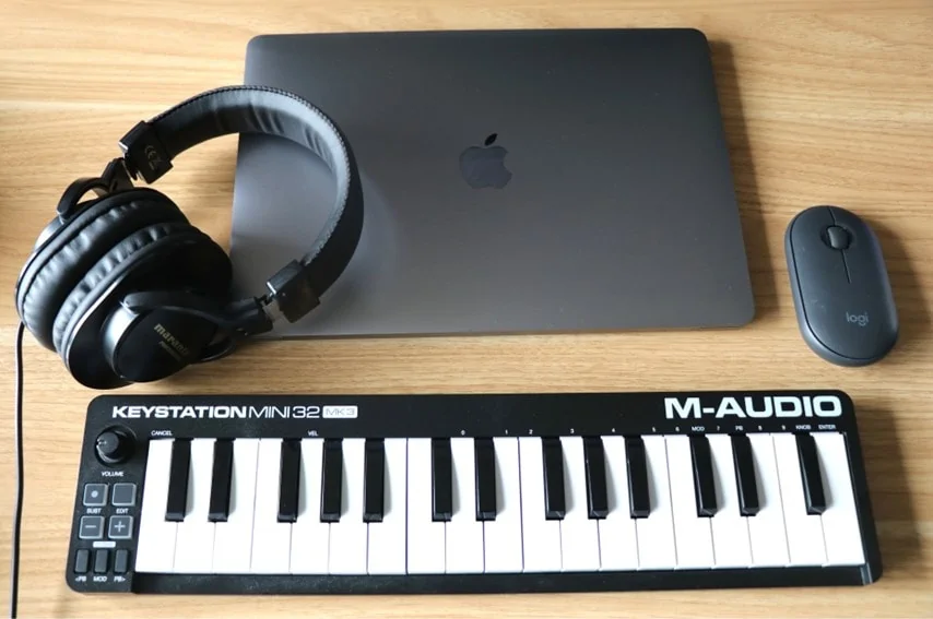 マランツプロMPH-1とMacbook、MIDIキーボード