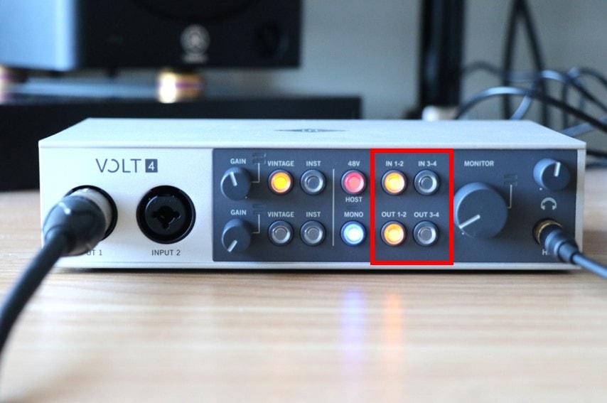 Universal Audio Volt 4の出力選択ボタン