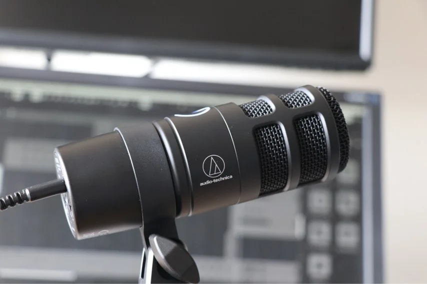 audio technica AT2040USBをマイクアームに取付けた。斜め横から撮影