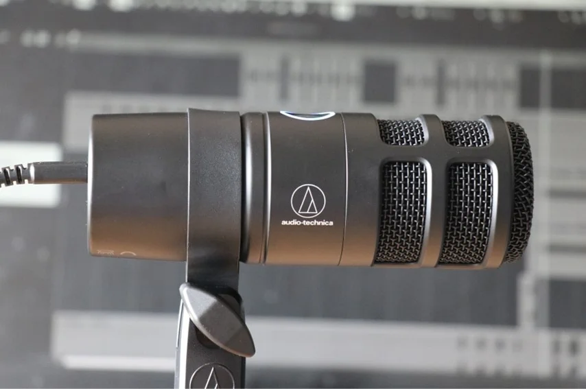 audio technica AT2040USBをマイクアームに取付けた。横から撮影
