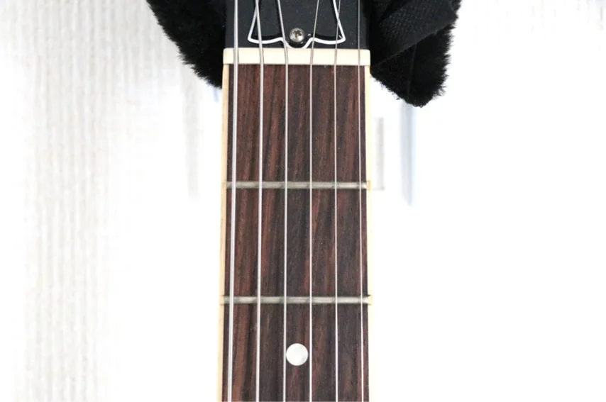 Gibson ES-335にエレキギターの弦を張った