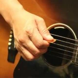 アコースティックギターを弾いてる右手
