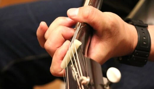 親指でギターの6弦を押えるメリット・デメリット、届かない人の対策を解説