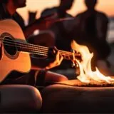 焚き火の前でアコースティックギターを弾いてる様子