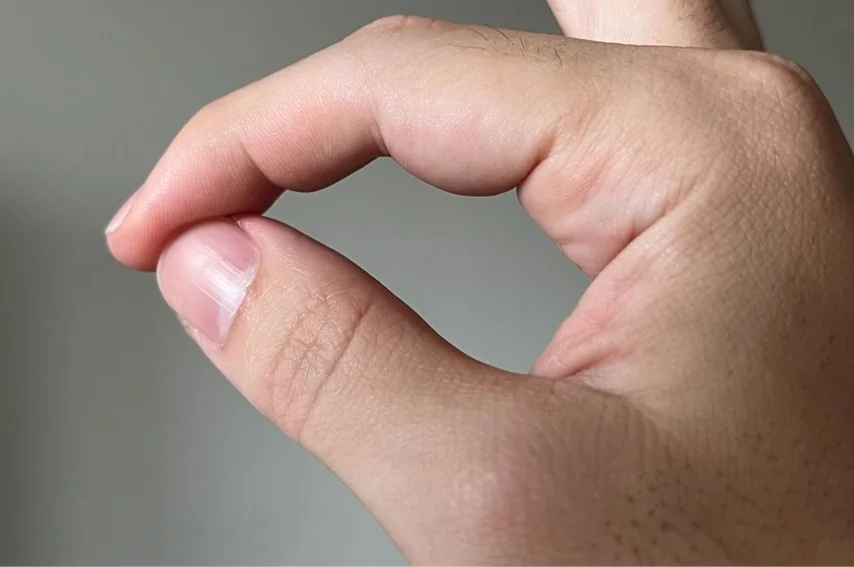 指でストロークするときは親指と人差し指で円を作る